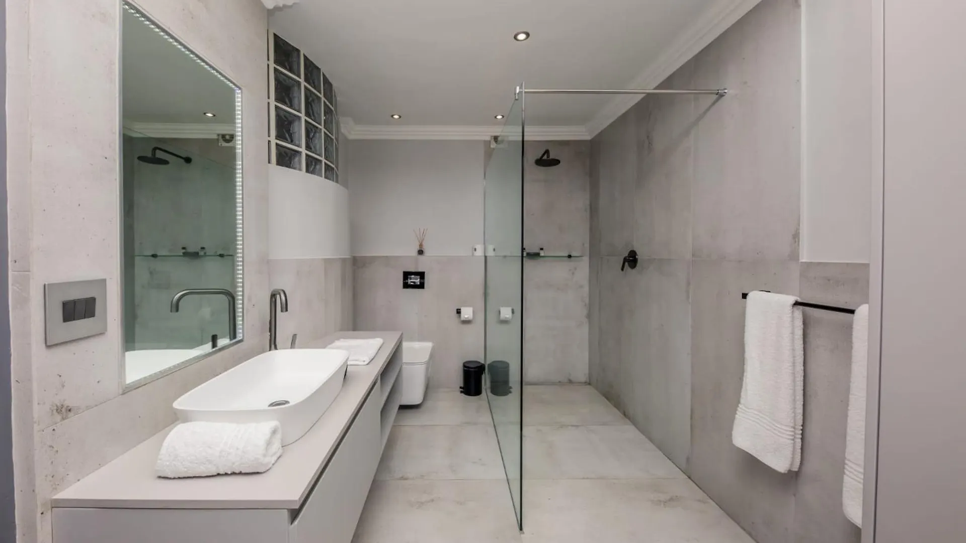 Seasonsfind - The Bay Apartment Cape Town